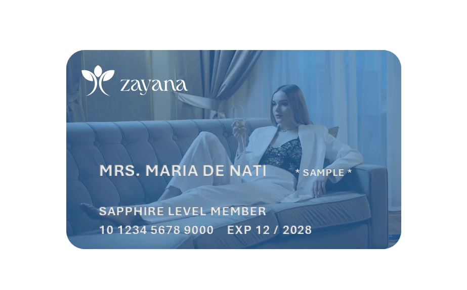 Členská karta Zayana Circle Sapphire v temně modré se zlatým lotosem.